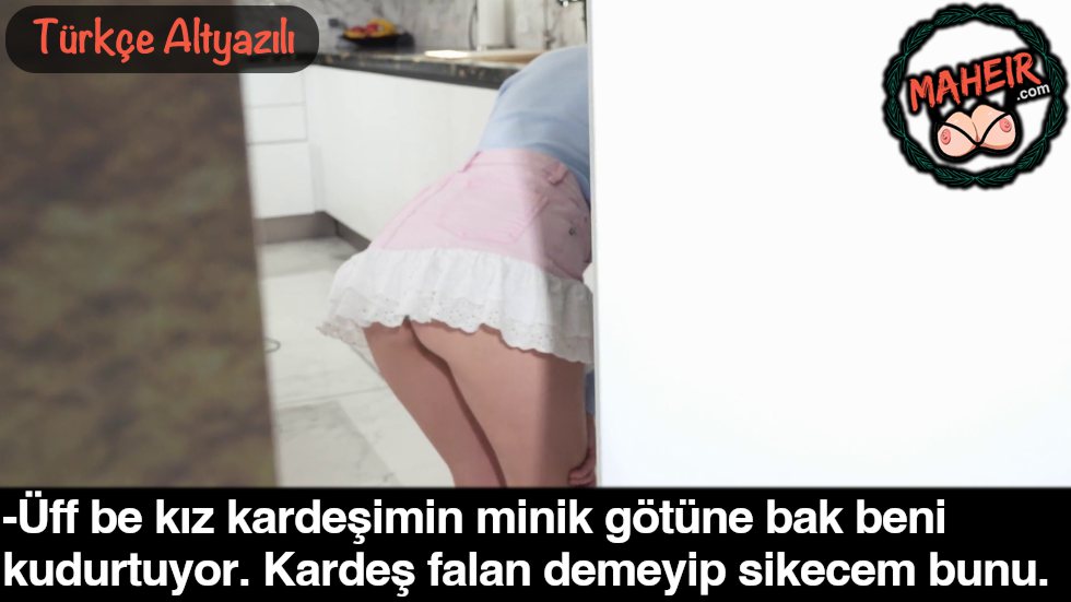 Buz Dolabına Eğilen Tıfıl Kız Kardeşinin Götüne Bakıyor